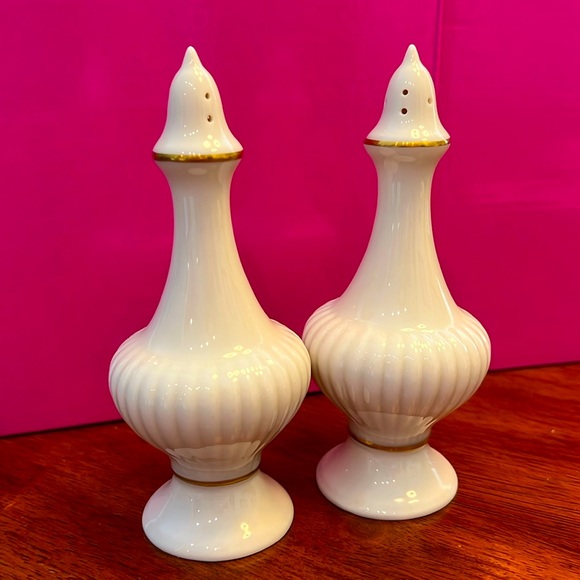 Lenox  Salt And Pepper Shakers 5 1/2" Tall Made in USA Hand Decorated 24k Gold - Picture 5 of 7